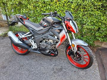 Um XTREET 125-MOTORE A LIQUIDO-NAKED-ROSSO