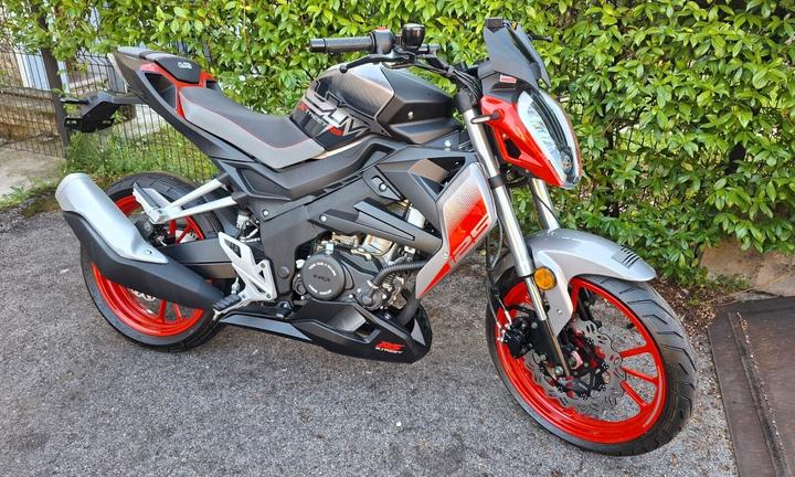 Um XTREET 125-MOTORE A LIQUIDO-NAKED-ROSSO