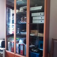 Libreria con ripiani in vetro