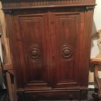 Armadio antico in legno massiccio 