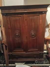 Armadio antico in legno massiccio 