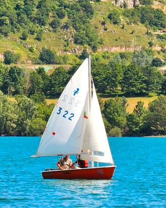 Barca a vela deriva con carrello