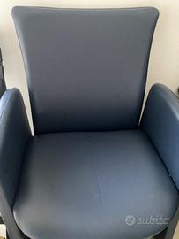 Poltrona blu in pelle