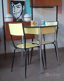 Set tavolino e coppia di sedie in formica anni'70