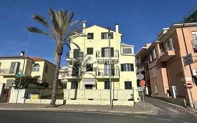 Bilocale comodo al mare, con sfogo esterno e posto