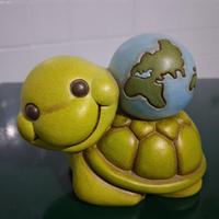 Tartaruga Betta con mappamondo thun