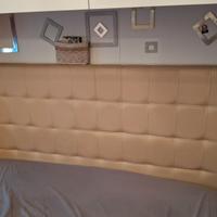 Letto contenitore con segni di usura