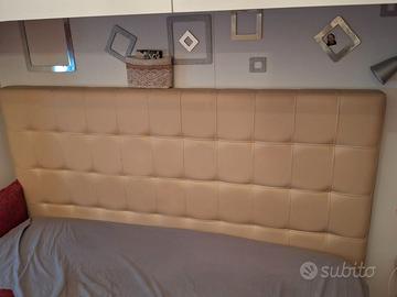 Letto contenitore con segni di usura