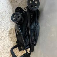 Passeggino a tre ruote leggero maneggevole