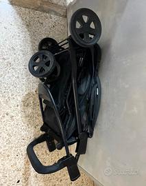 Passeggino a tre ruote leggero maneggevole