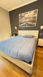 Letto e comodini sospesi bianchi