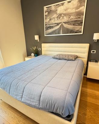 Letto e comodini sospesi bianchi