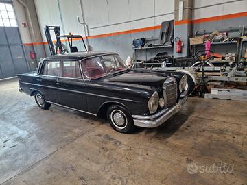 Mercedes 230 S  W111 berlina