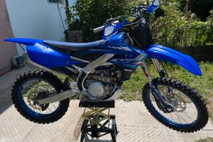 Yamaha YZF 450 2014 e Yamaha YZF 450 2020.