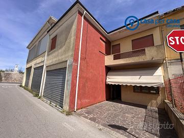 Casa a schiera con magazzino e cantine