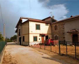 Porzione di casa con giardino