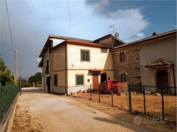 Porzione di casa con giardino