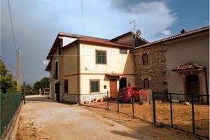 Porzione di casa con giardino