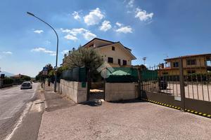 MONOLOCALE A LARIANO