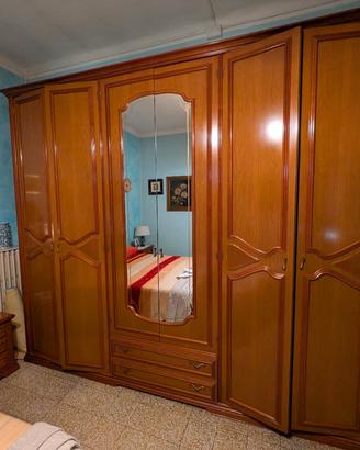 Camera da letto classica in legno