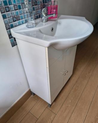 Lavandino bagno con mobile