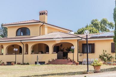 VILLA SINGOLA A BRACCIANO