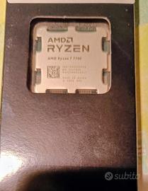 AMD ryzen 7 7700 imballato. 