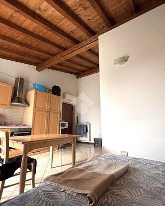 MONOLOCALE A CREMA