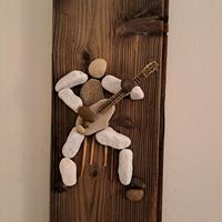 Quadro artigianale in legno e sassi: chitarrista