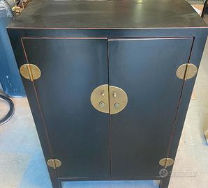 SI VENDE UN ELEGANTE MOBILE ORIENTALE LACCATO NERO