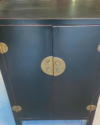 SI VENDE UN ELEGANTE MOBILE ORIENTALE LACCATO NERO