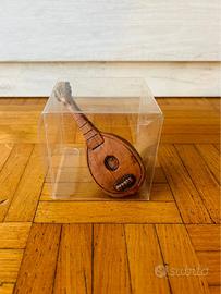 Piccola chitarra ornamentale