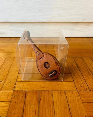 Piccola chitarra ornamentale