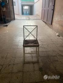 Sedia di aciaio e paglia