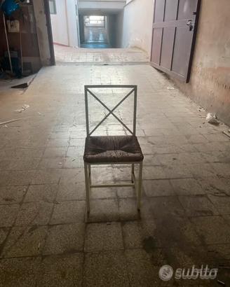 Sedia di aciaio e paglia