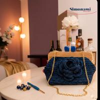 clutch blu in fettuccia di tulle all'uncinetto 
