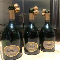 Bottiglie ruinart vuote e aperte con tappo sughero