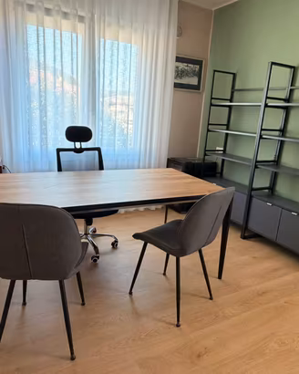 Arredo ufficio nuovo completo – scrivania, 3 sedie
