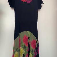 Vestito nero e floreale