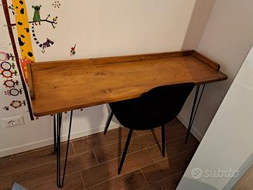 Scrivania legno con piedi in ferro