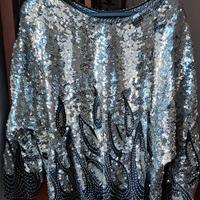 Blusa di paillettes colore argento.