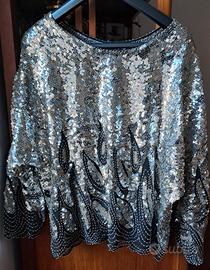 Blusa di paillettes colore argento.