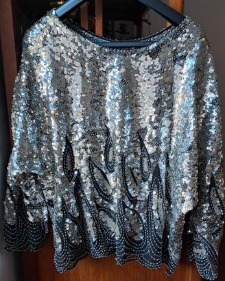 Blusa di paillettes colore argento.