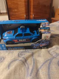 Auto polizia con suoni e ricarica ancora nuova