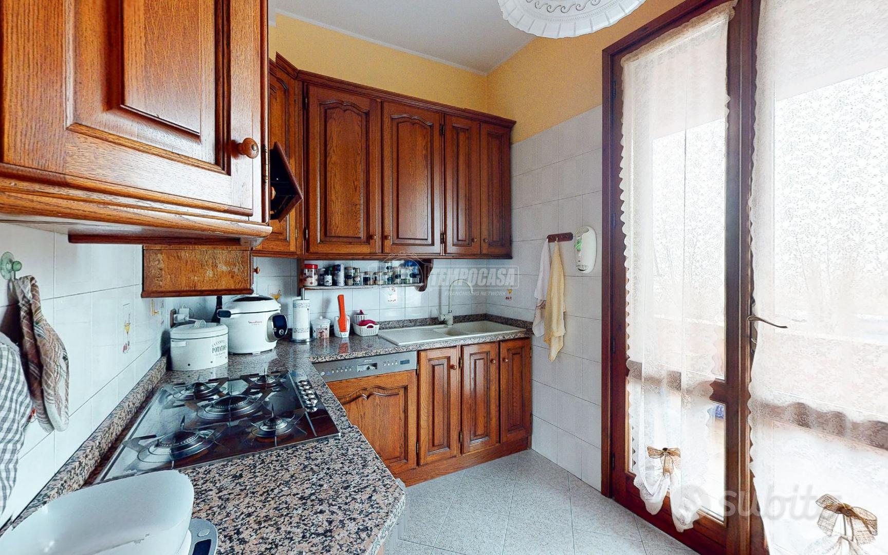 SPLENDIDA VILLA LIBERA SU 4 LATI CON AMPIO GIARDIN - View 4