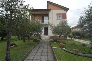Villa di 293 m² con più di 5 locali e box auto dop
