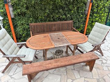 Set tavolo e sedie da giardino in legno