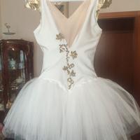 Tutù bianco corto decorato con paillettes dorate