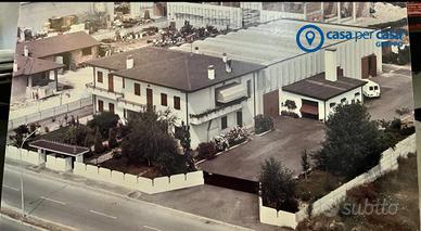 Casa singola con scoperto esclusivo con due capann