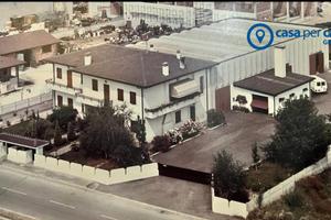 Casa singola con scoperto esclusivo con due capann